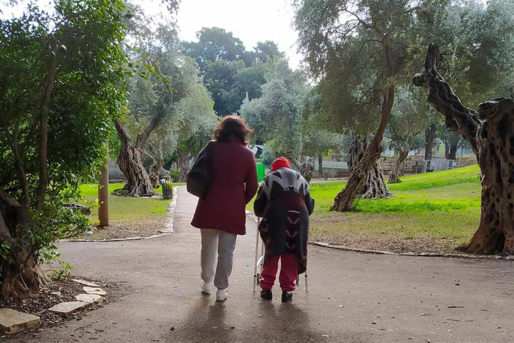 תמריצים לשירות איכותי וקנסות על שכר נמוך למטפלות: המכרז לשירותי סיעוד פורסם מחדש