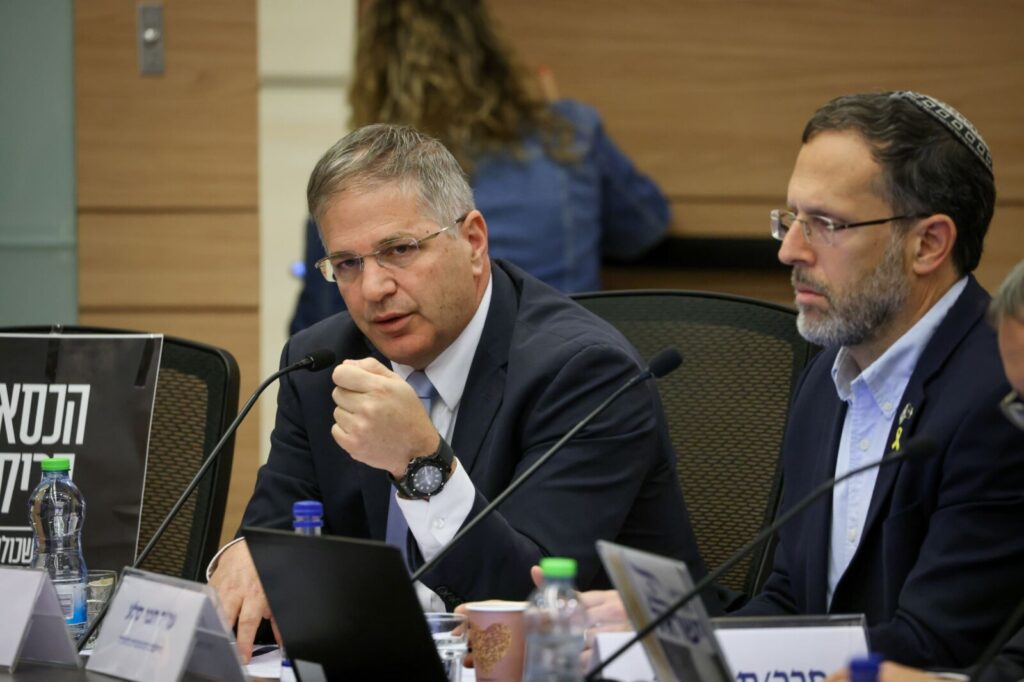 שר החינוך בדיון על מאבק מורי התיכונים: "יש לי ביקורת על האוצר וגם על ארגון המורים"