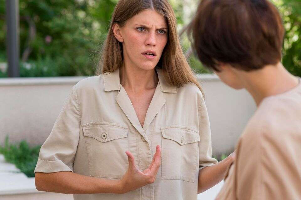 למה אמא שלנו כל כך מכעיסה אותנו? יש 4 סיבות טובות