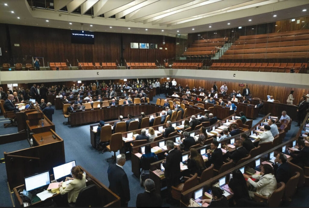 מהומה בכנסת: מפגינים כנגד הממשלה מחו והוצאו בכוח | צפו