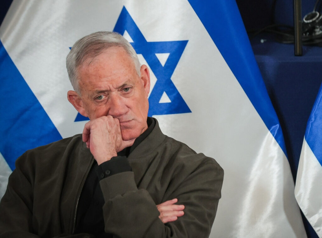 הדדליין של בני גנץ מגיע והוא עדיין מתלבט