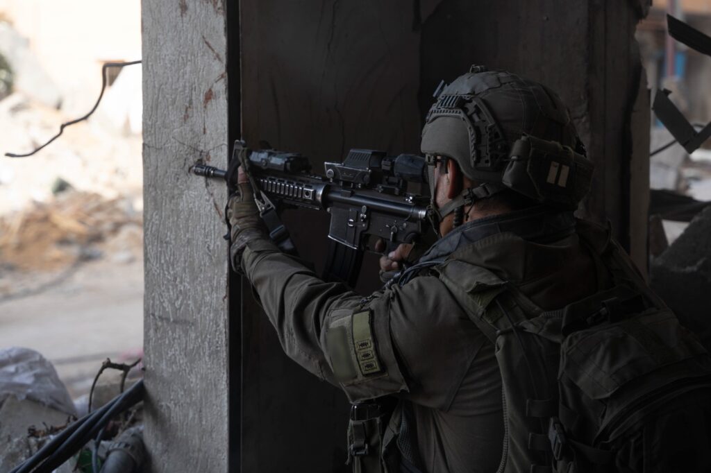 מהאוויר וביבשה: כוחות צה"ל חיסלו 2 חוליות מחבלים והשמידו פירים תת-קרקעיים ואמל"ח
