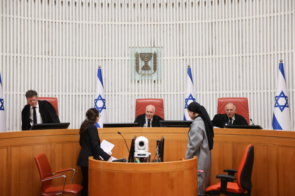 בג"ץ מוציא צו על תנאי נגד שר בממשלה