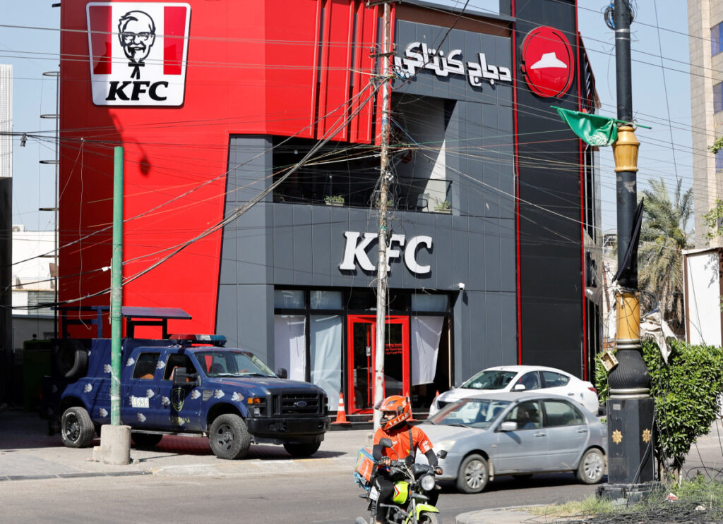 כוח העילית העיראקי מגן על סניפי KFC בבגדאד