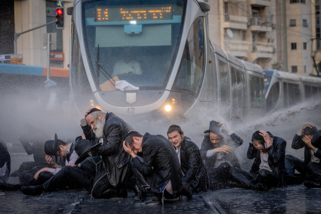 החרדים בדרך לבקו"ם? ביהדות התורה נוטים להתגמש בעניין חוק הגיוס