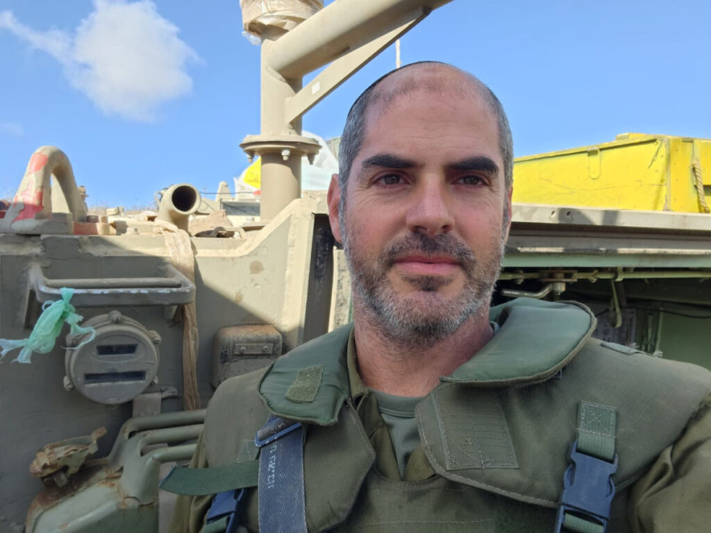 המפקד שחוזר למסדרון נצרים, היכן שאיבד את חבריו לפני 22 שנה