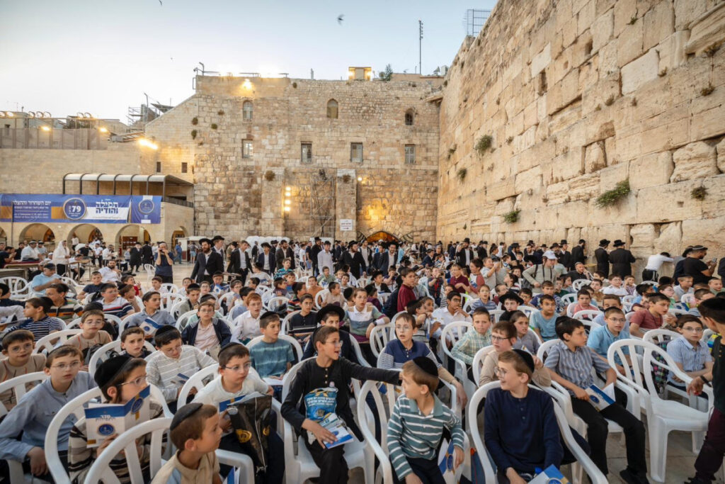 יום השחרור מהנאצים צוין בתפילה מרגשת בכותל למען החטופים