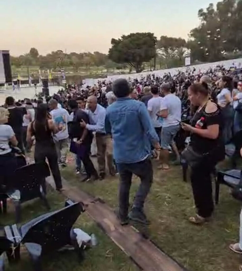 צפו: מהומת ענק במכללה האקדמית ר"ג בעקבות נאום בכיר בסגל