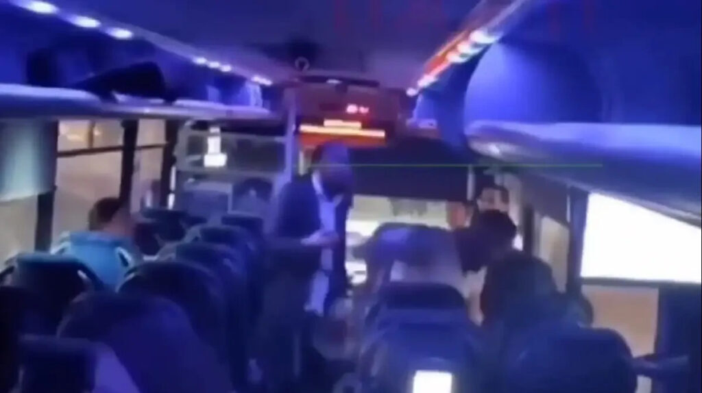 במהלך נסיעה: נהג אוטובוס תועד תוקף נוסע