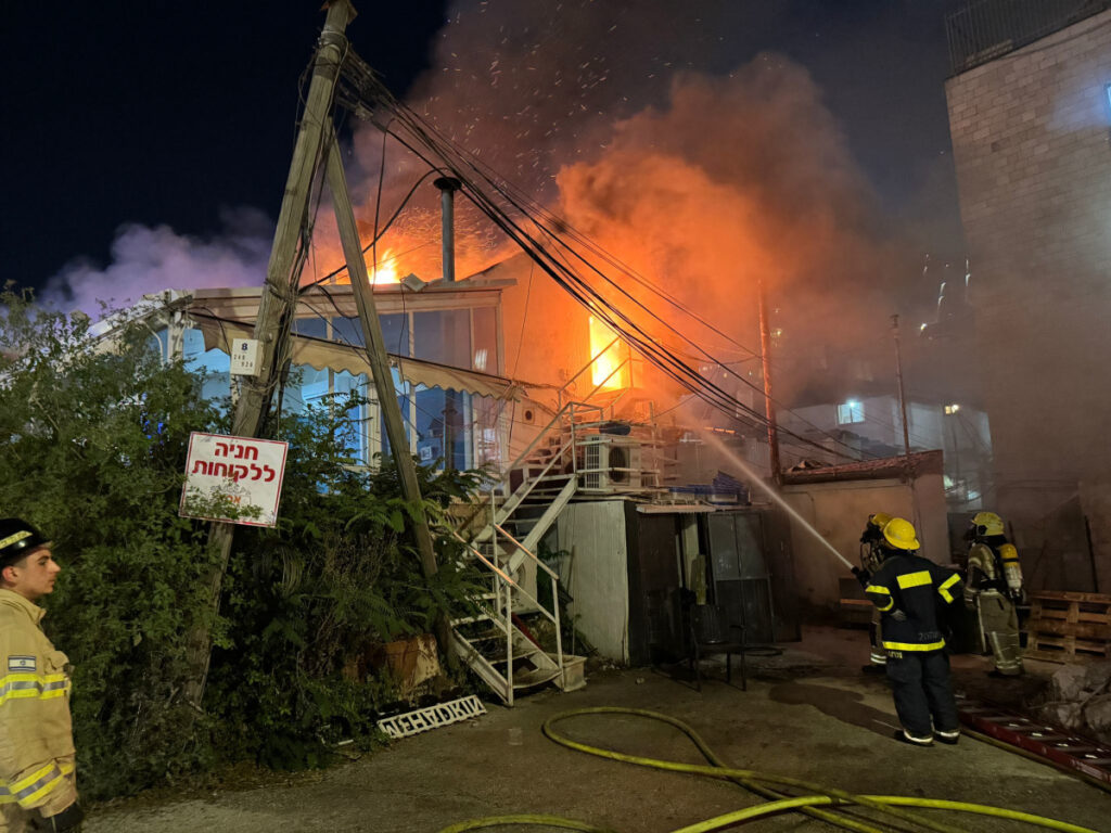 חשש לקריסת המבנה: שריפה פרצה במסעדת אמא בירושלים