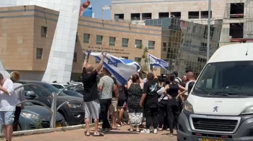 באתונה, במלון ובחוף הים: כך הישראלים קיבלו את שחרור החטופים
