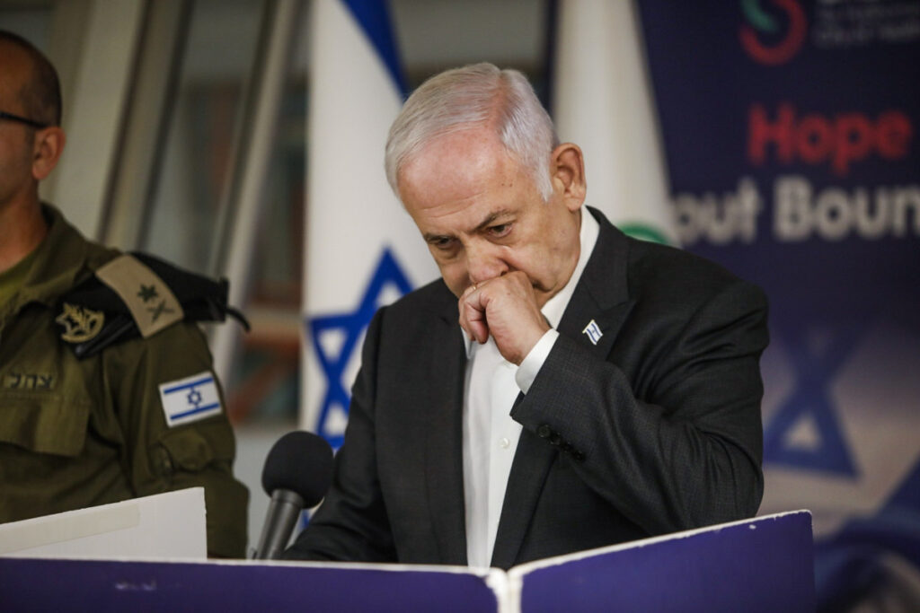 שחרור החטופים עזר לנתניהו, אבל הוא עשה טעות אחת שדווקא פגעה בו