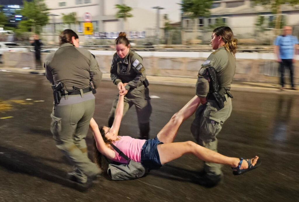 אחרי תיעוד האלימות בהפגנה: היוזמה החדשה של יאיר לפיד נגד המשטרה