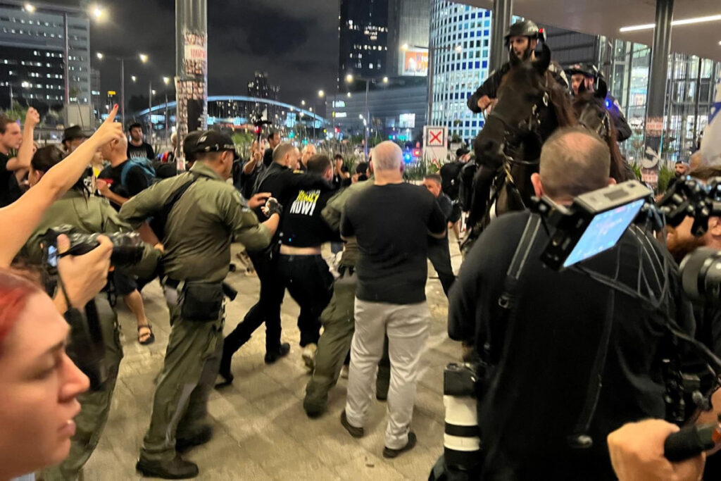 הפגנות נגד הממשלה: לאחר התקיפה, הרופאים מאיימים בעיצומים