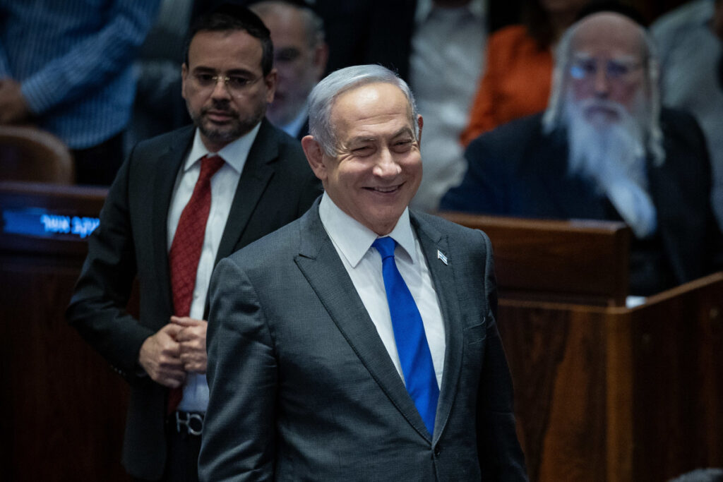 אם הלוחמים נשאלה על חוק הגיוס, והשיבה: "צבי סוכות פושע"