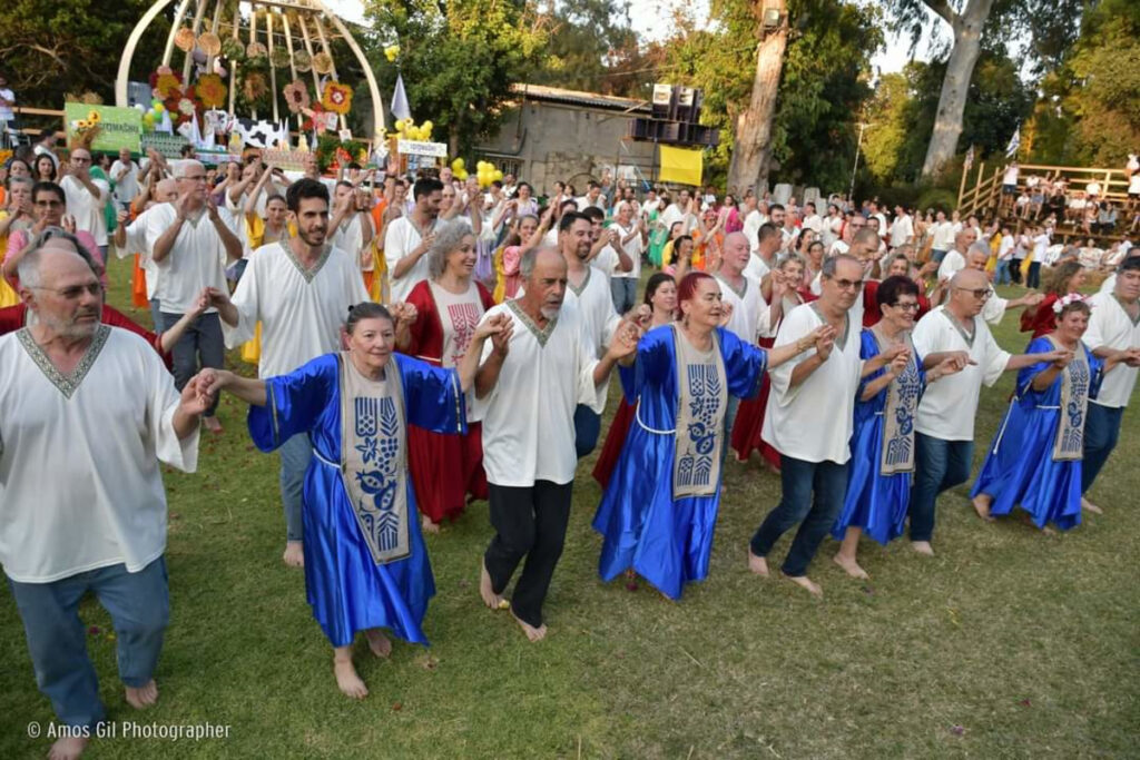 חג השבועות העצוב בקיבוצים: מיצגים להשבת החטופים ואזעקות בערב החג