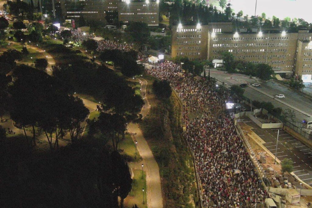 אלפים הפגינו מול הכנסת: "נתניהו מחייך כשקצין העיר דופק על הדלת"