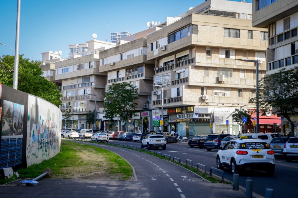כוורת זיקוקים התפוצצה בכניסה לחנות בכיכר המדינה בתל אביב