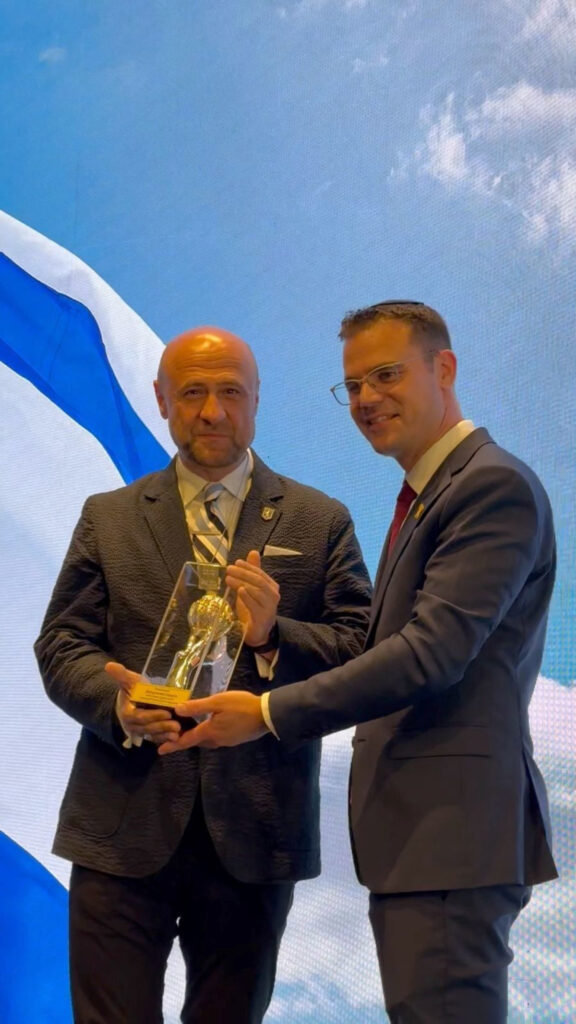 המנהיג הנוצרי זכה בפרס והקדיש אותו ללוחם ארנון זמורה