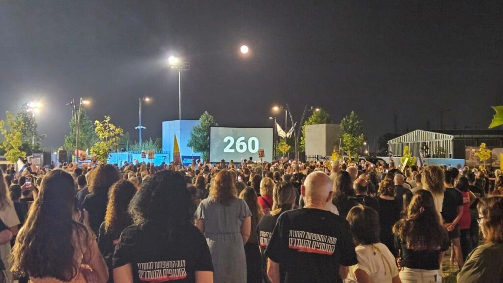 כאלף משתתפים בעצרת של קיבוץ ניר עוז בכרמי גת למען השבת החטופים
