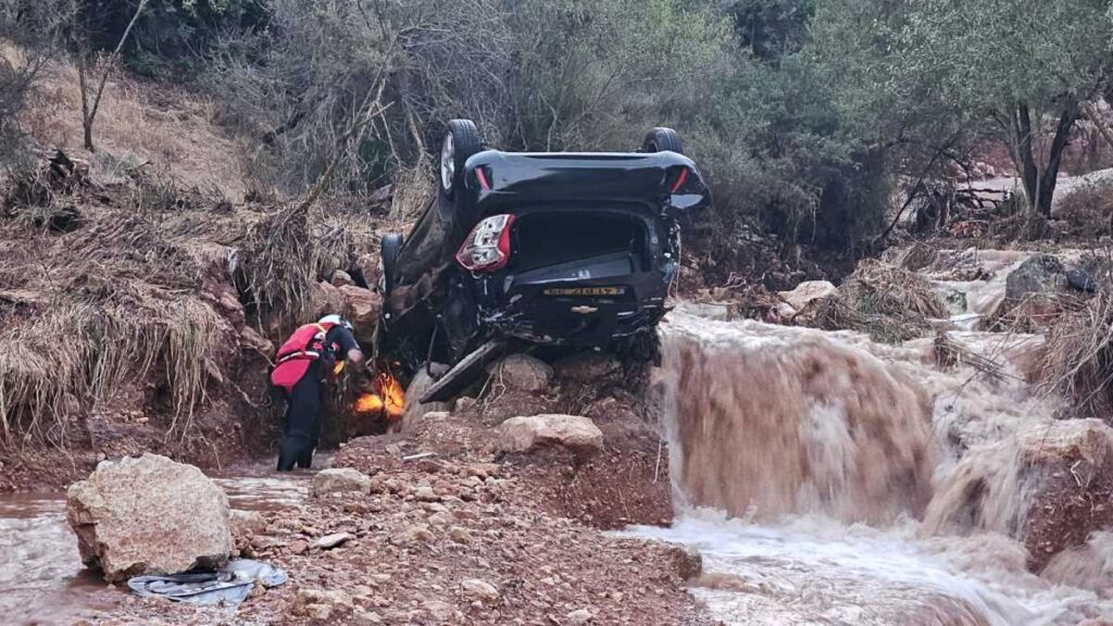 שיטפון בירושלים: רכבים נסחפו, תושבים חולצו