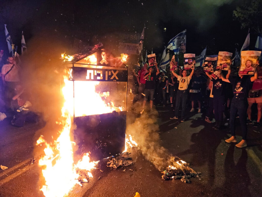 המונים מפגינים ליד בתי נתניהו בירושלים ובקיסריה