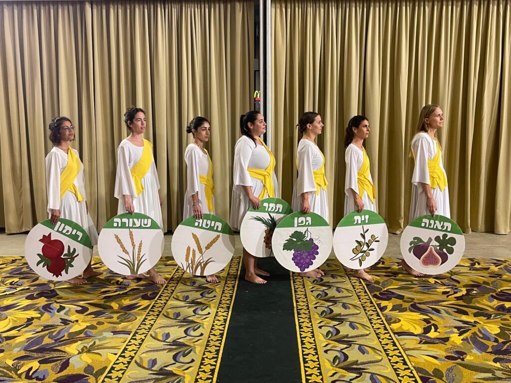 הקיבוצים המפונים ציינו את שבועות רחוק מהקיבוץ, עם מיצגים למען החטופים