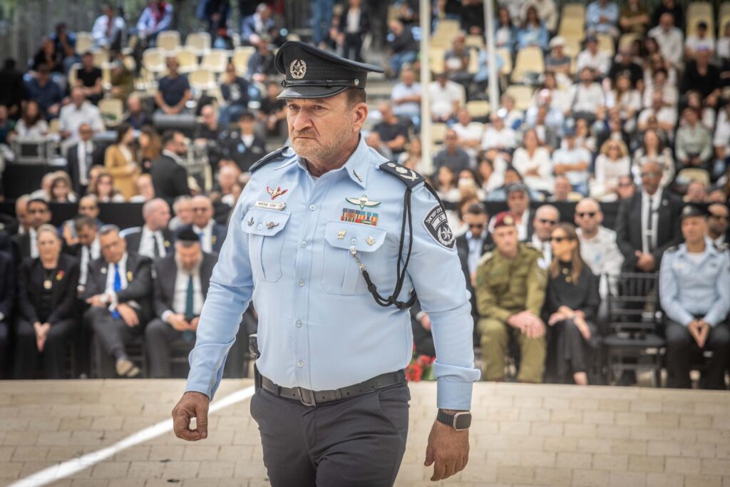 ג'יפ, מסיבה ושיר הלל לפי "אשליות" של ניסים סרוסי: כך תיפרד המשטרה משבתאי