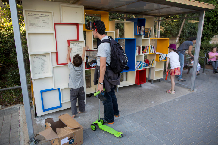 מחקר חדש: שיפור בהישגי הקריאה של תלמידים שגדלו בסמיכות לספרייה מתקוצבת