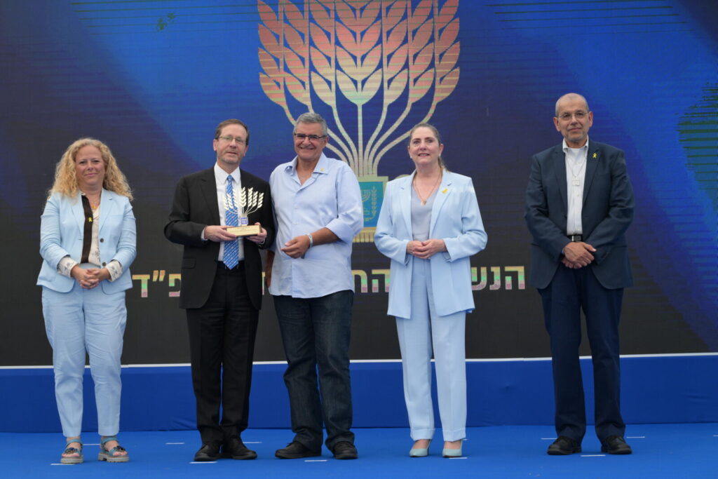 החמ"ל האזרחי של 'אחים לנשק', עמותה לשיקום בגלישת גלים ומייסד חמ"ל לחברה הבדואית: הוענק אות הנשיא להתנדבות