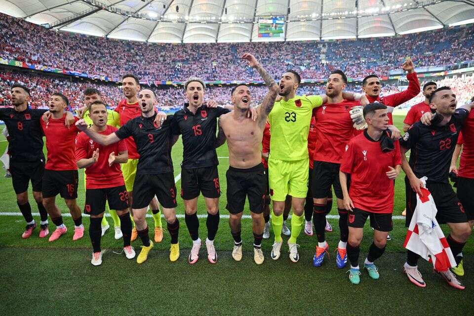 למה הם כן ואנחנו לא: אוהדי אלבניה מסבירים את ההצלחה האדירה