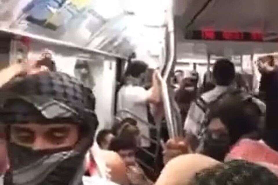 תקרית האנטישמיות בניו יורק: נחשפה זהותו של המפגין הפלשתיני שהתנכל לנוסע יהודי ברכבת התחתית