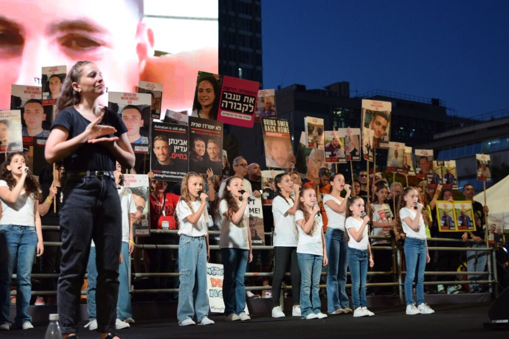 "אבא בוא": עצרת משפחות החטופים תוקדש לחטופים שהם אבות לילדים, ולאבות של חטופים