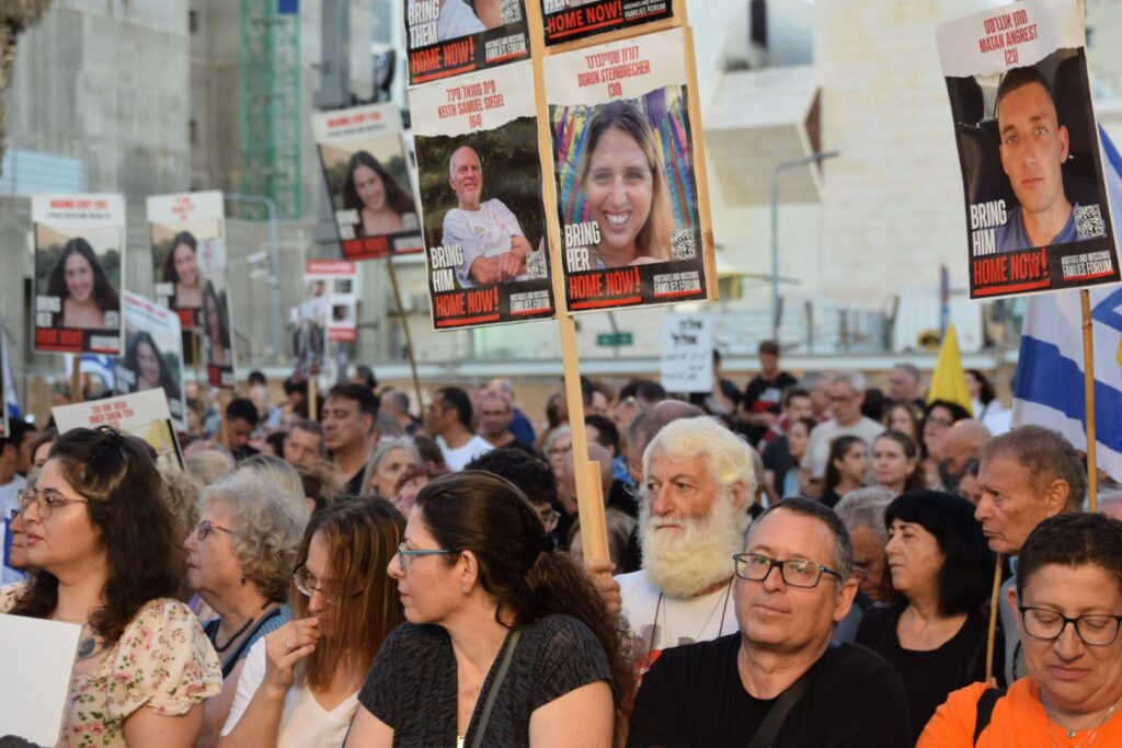עצרת לשחרור החטופים תתקיים בתל אביב; המשטרה נערכת להפגנות גם בירושלים וקיסריה
