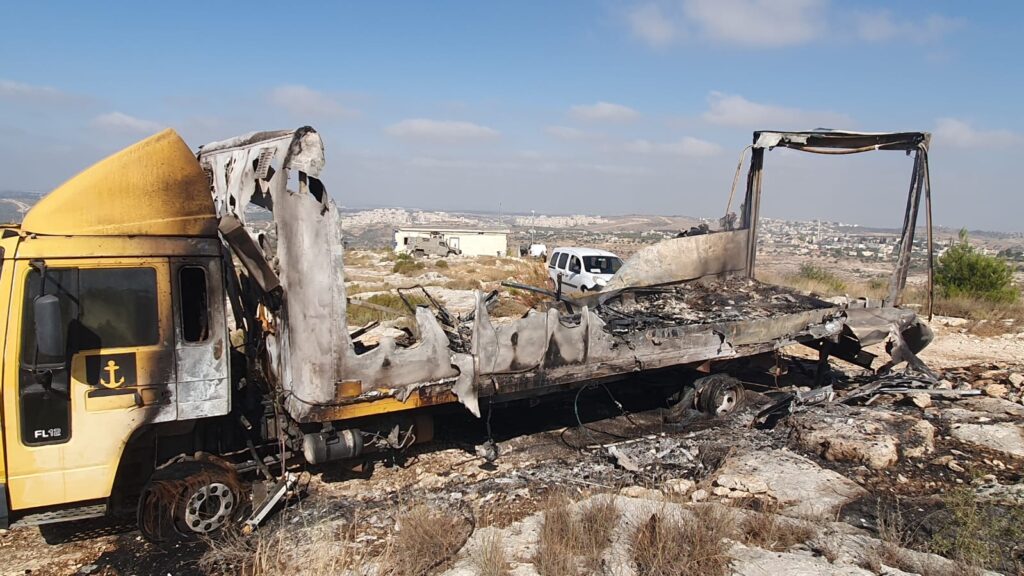 שני מחבלים הציתו משאית מגורים במאחז שדה אפרים בבנימין, ללא נפגעים