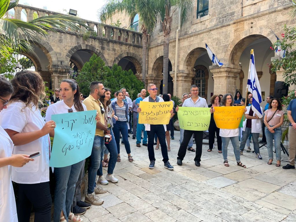 "שוטר, עצור, בני אדם לפניך": עצרות מחאה של הרופאים נגד אלימות משטרתית כלפי רופאים