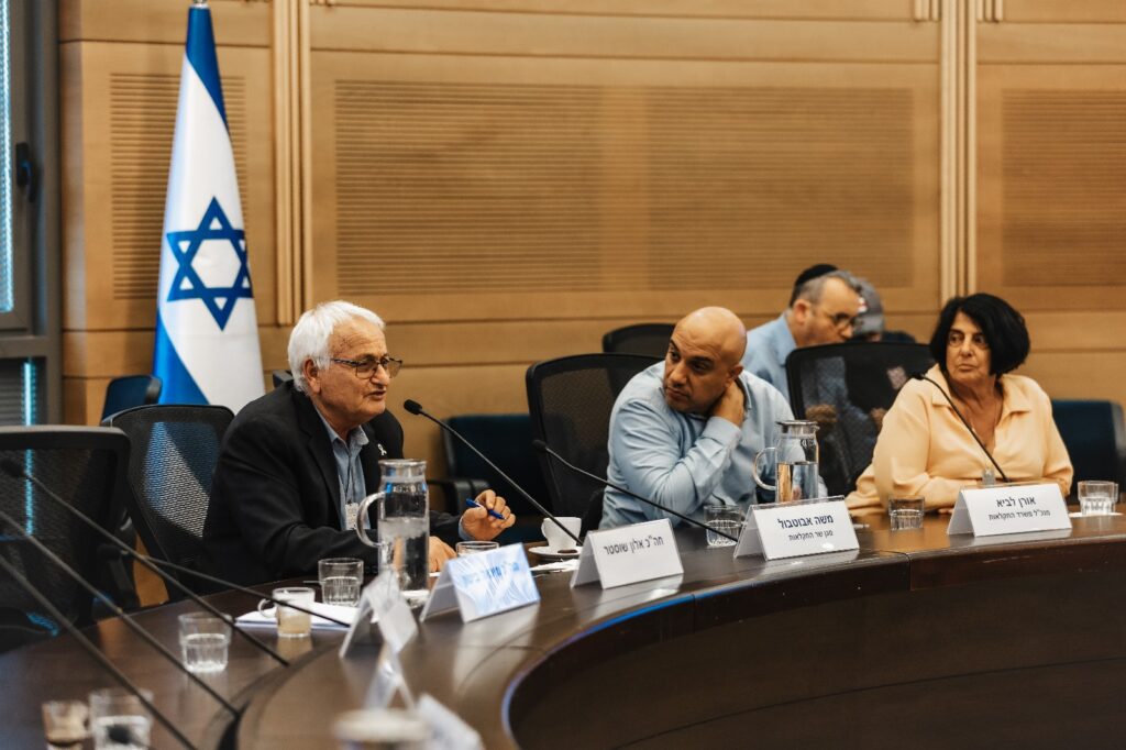 "היישובים נטושים אבל הרפתנים חזרו לעבוד, ומאחורי הגב מבשלים לנו רפורמה": החקלאים עלו מקו האש לכנסת