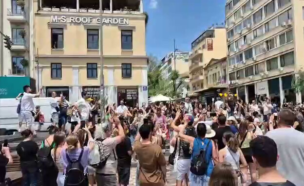 "עם ישראל חי": חגיגות מחוף הים של תל אביב ועד אתונה