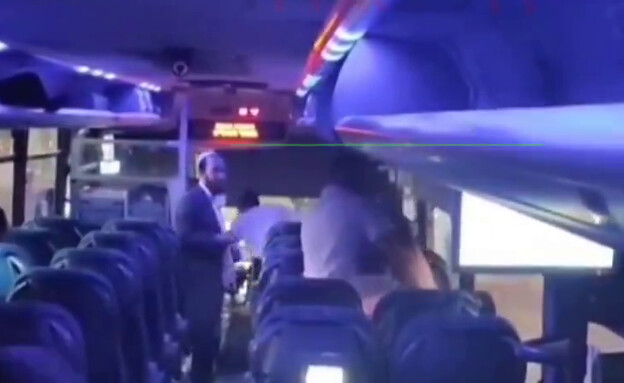 תיעוד: נהג אוטובוס "קווים" מכה נוסע באלימות קשה