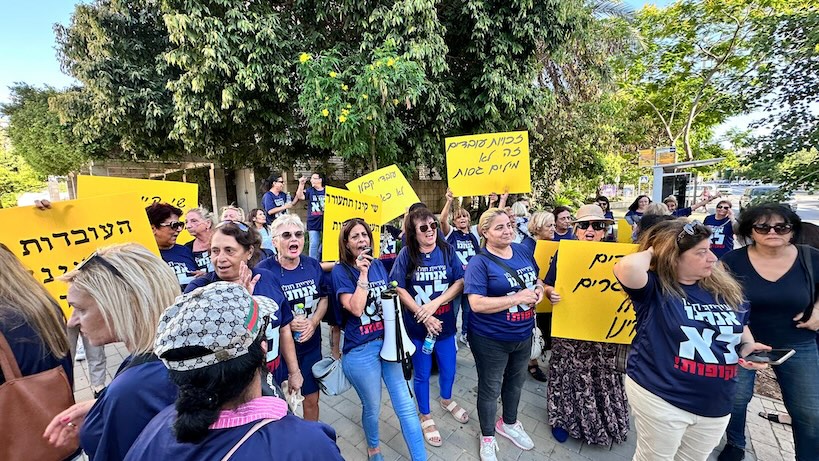 עשרות סייעות ומפעילות צהרונים מפגינות בחולון נגד הכוונה להעסיקן בחברות קבלן