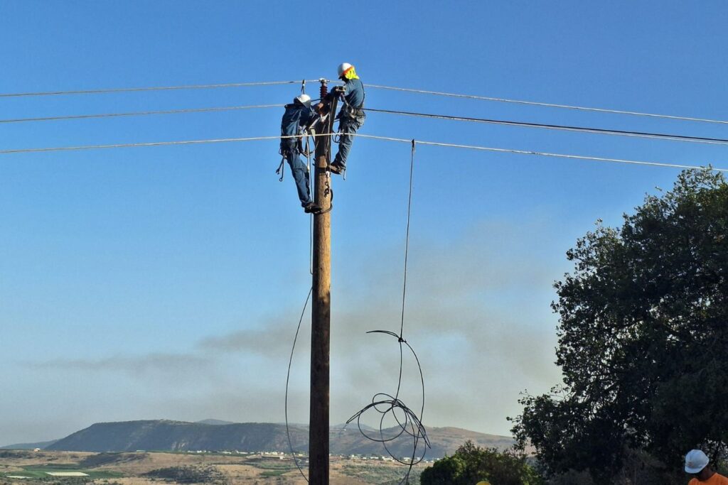 תחת אש: עובדי חברת החשמל תיקנו קו מתח על גדר המערכת סמוך לאביבים