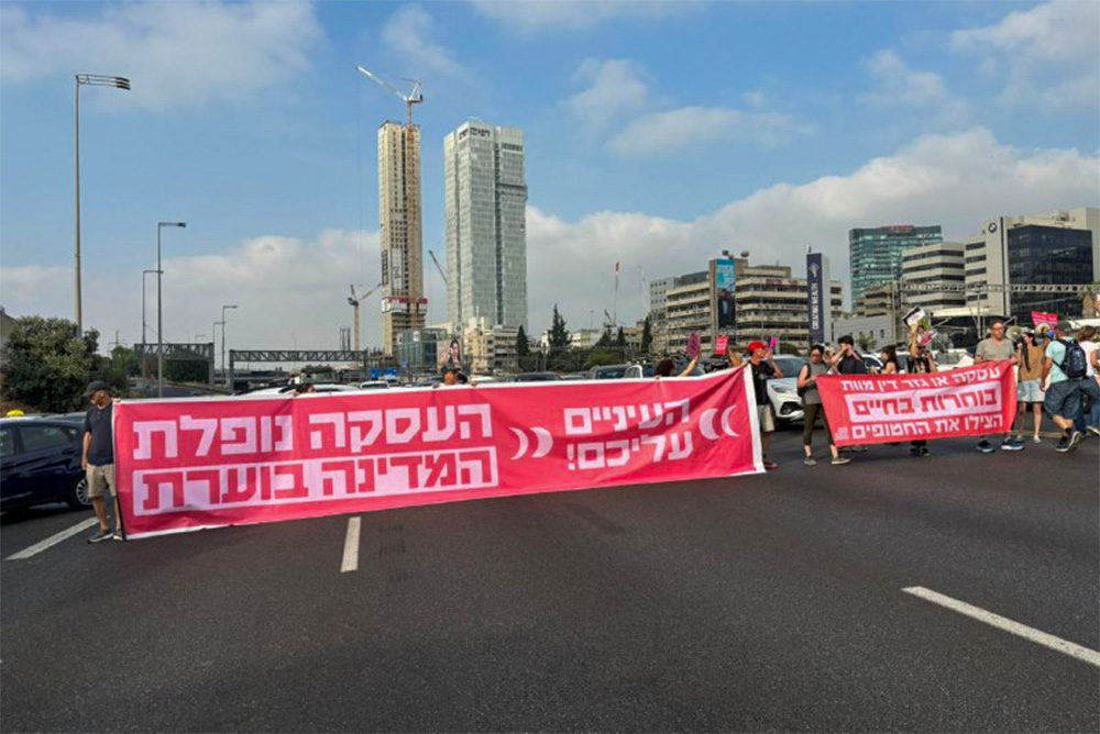 קרובי חטופים ומוחים נגד הממשלה חוסמים כבישים: "העסקה נופלת, המדינה בוערת"