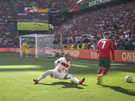 "מפיל לרצפה": הטריק של CR7 שכבש את הרשת