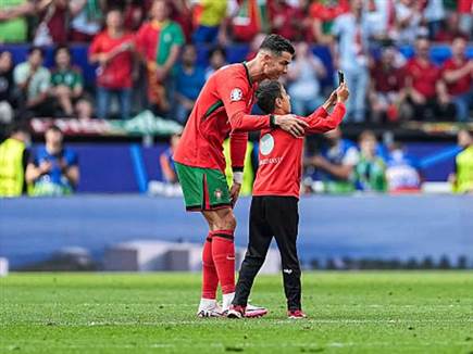 שישה פורצים, סלפי אחד: ההיסטריה סביב CR7