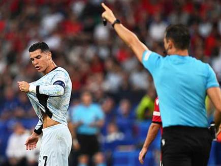 CR7 נתפס ברחבה, אך זו התנהגות פרועה