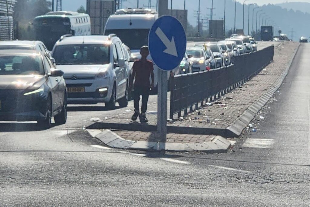 "יש פה ילד בן 4": ילדים פלסטינים ממשיכים לקבץ נדבות בכבישי הצפון, והרשויות מתעלמות