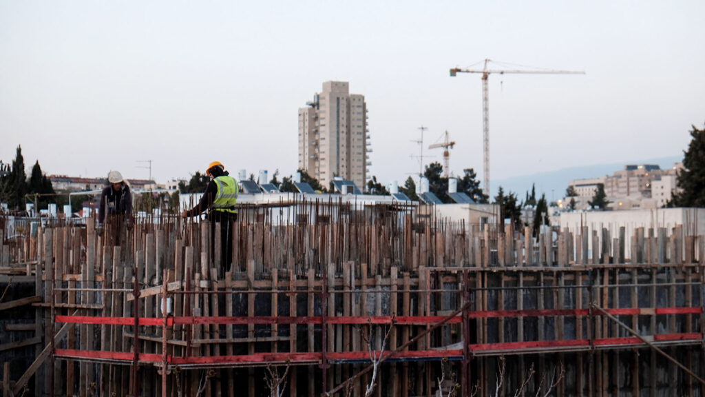 אושר בכנסת: עובדים ישראלים שישתלבו בענף הבנייה יקבלו עד 21 אלף ש״ח
