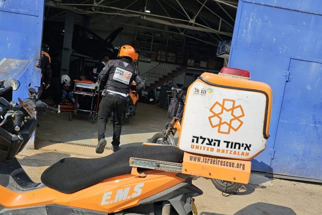 שלושה עובדים נפצעו בעבודתם מהבוקר, אחד מהם קשה