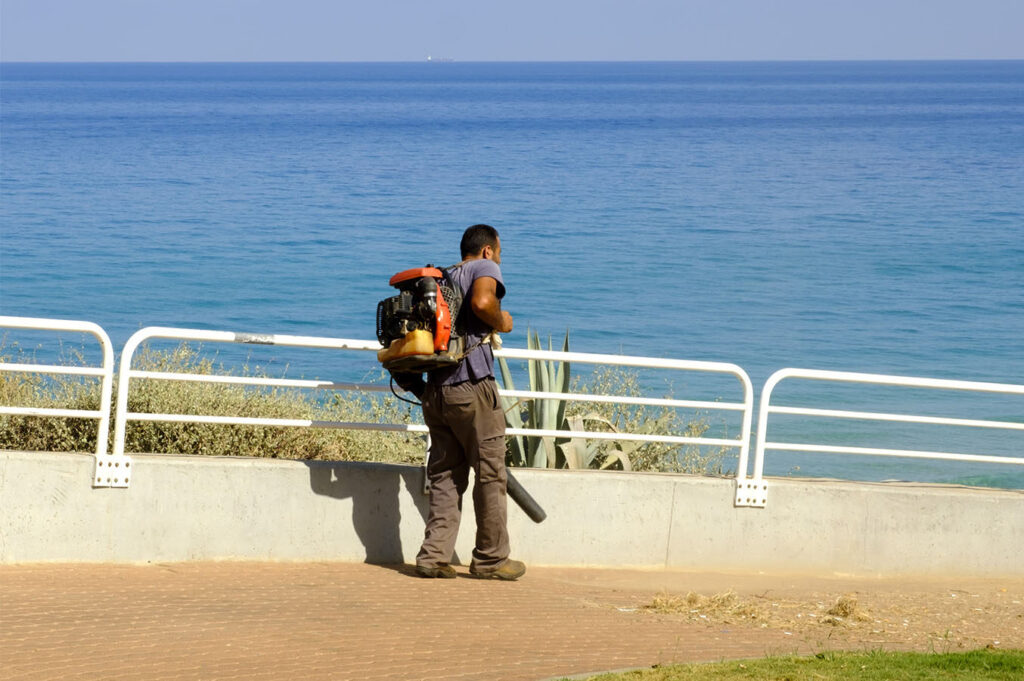 מבקר המדינה מצא יותר מ-30 אלף הפרות של זכויות עובדי קבלן בשמירה ובניקיון ברשויות המקומיות בשנה וחצי