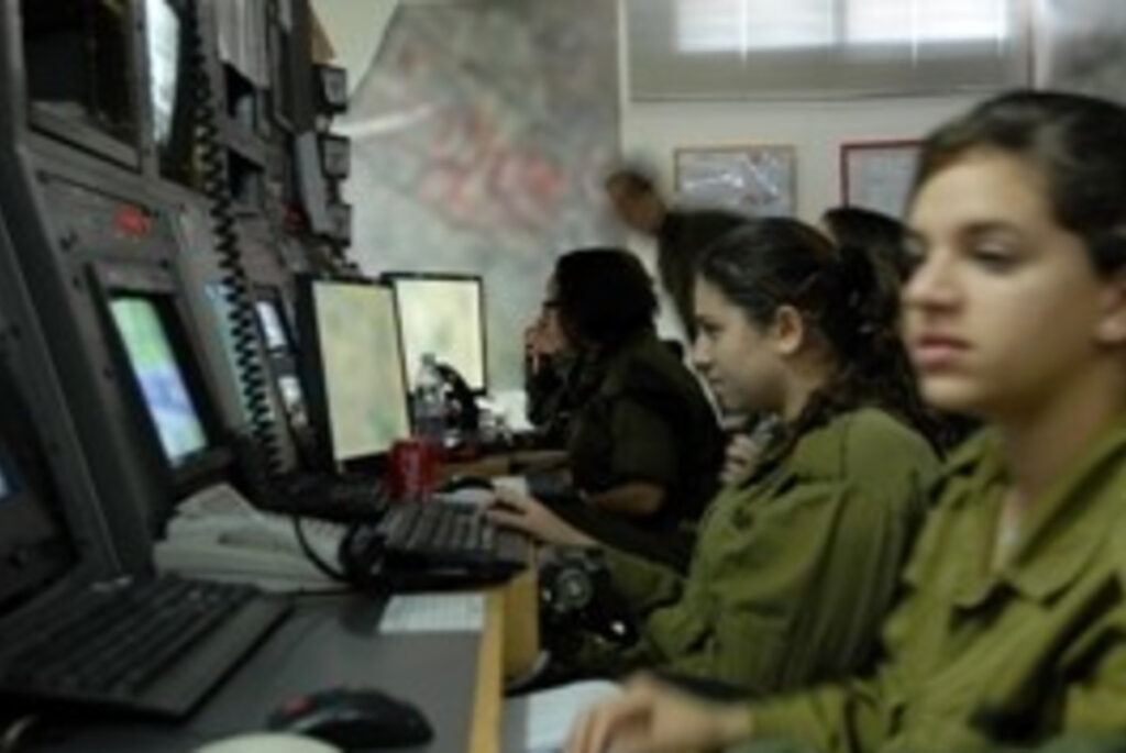 צה"ל: "בוחנים אופציה לספק לתצפיתניות נשק אישי"